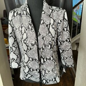 New mid sleeve lightweight snake print blazer